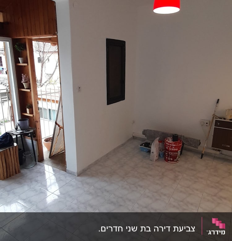 פחיות צבע וכלי עבודה על הרצפה